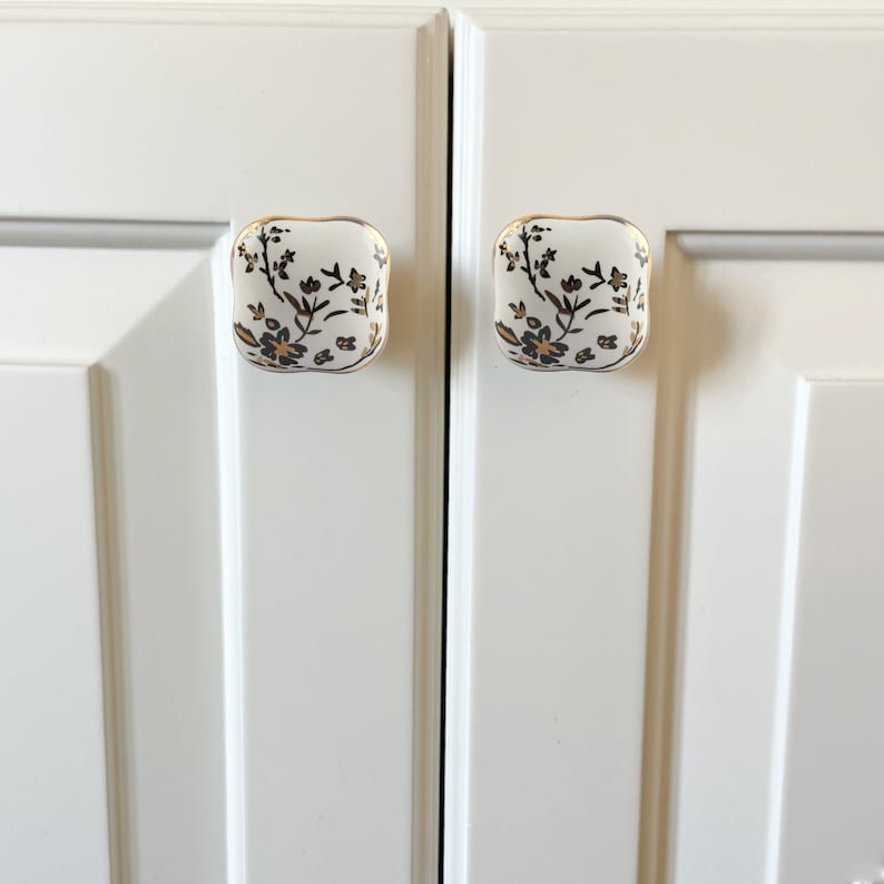 Mascot HardwareCeramic Square 1-4/7 in. White & Gold Cabinet Knob