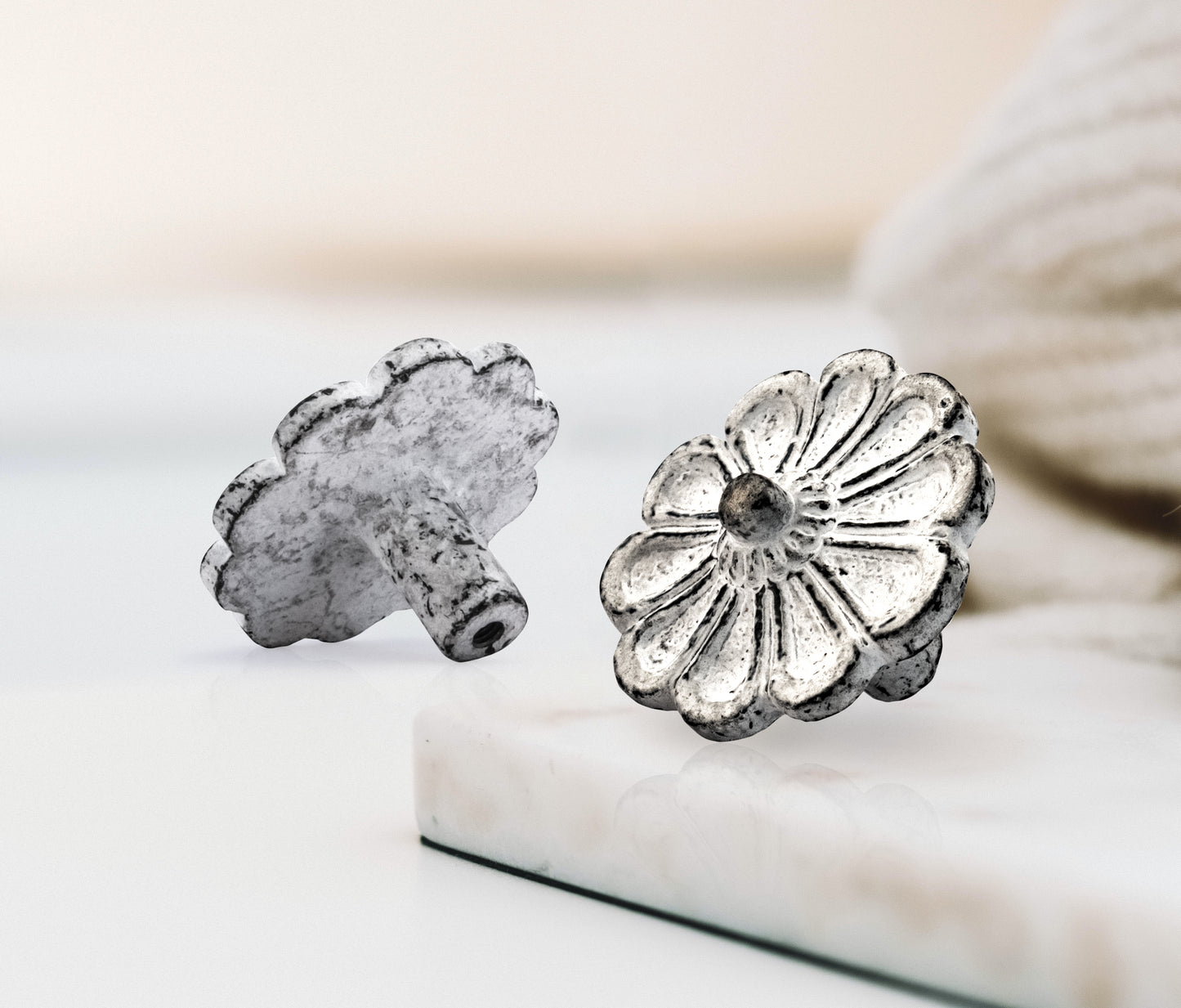 Mascot Hardware Cosmo Flower 1-5/6 in. Distressed White Patina Cabinet Knob (Pack of 10)